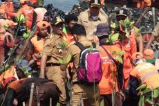 Anies Keruk Sampah Muara Angke dengan Tangan Kosong, Pasukan Oranye Bertepuk Tangan