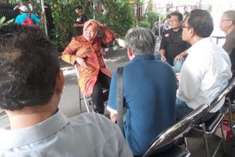 Calon Wali Kota Tri Rismaharini usai menggunakan hak pilihnya di Kecamatan Wiyung, Surabaya, Jawa Timur, Selasa (9/12/2015).