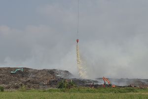 5 Hari Kebakaran TPA Jatiwaringin Tak Kunjung Padam, 30 Ahli Kebakaran Gambut Didatangkan