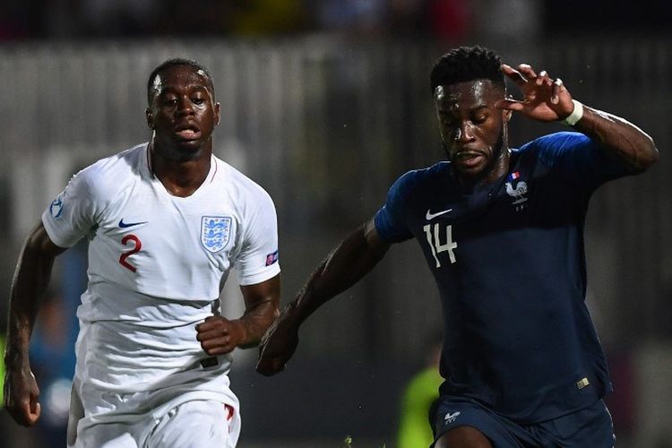 Jonathan Bamba dibayang-bayangi Aaron Wan-Bissaka pada Piala Eropa U-21 di Cesena, 18 Juni 2019. 