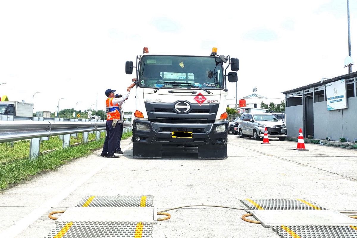 Ilustrasi razia truk ODOL di Tol Solo-Ngawi