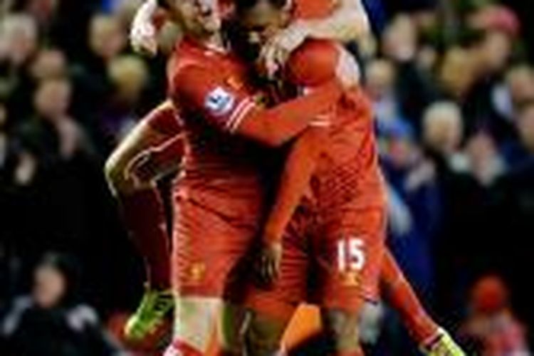 Gelandang Liverpool Steven Gerrard (tengah) dan Jordan Henderson (kiri) merayakan keberhasilan Daniel Sturridge (kanan) membobol gawang Sunderland, pada lanjutan Premier League, di Anfield, Rabu (26/3/2014).