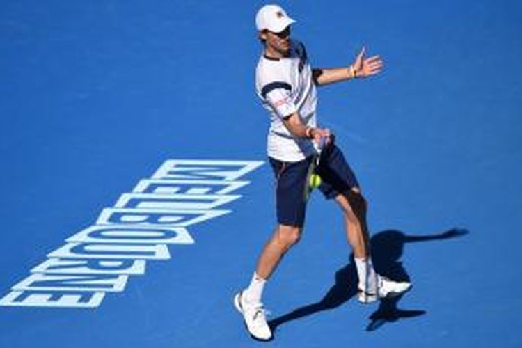 Petenis Italia, Andreas Seppi, mengembalikan bola ke arah petenis Swiss, Roger Federer, pada babak ketiga Australia Terbuka di Melbourne Park, Jumat (23/1/2015).