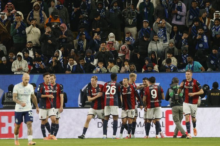 Riccardo Orsolini (ketiga dari kanan) merayakan gol dengan rekan satu timnya dalam pertandingan semifinal Piala Super Italia antara Bologna vs Inter Milan di Stadion Al Awwal Park, di Riyadh pada 19 Desember 2025. (Foto oleh Fayez Nureldine / AFP)