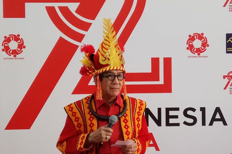 Menteri Hukum dan Hak Asasi Manusia (Menkumham) Yasonna Hamonangan Laoly Mengenakan Pakaian Adat Nias Dalam Rangka Memperingati HUT ke-72 RI di Jakarta, Kamis (17/8/2017).