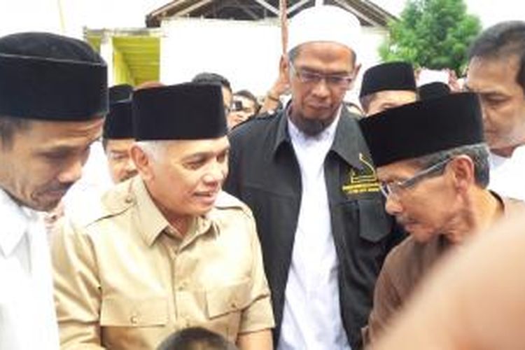 Calon wakil presiden Hatta Rajasa saat tiba di Ponpes Sunahnulhuda, Sukabumi, Jawa Barat, Senin (7/7/2014). Ponpes Sunahnulhuda merupakan ponpes tertua di Sukabumi yang telah berdiri sejak 1932.