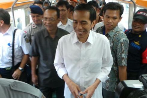 Naik KRL, Jokowi Tinjau Jalur Manggarai-Jatinegara