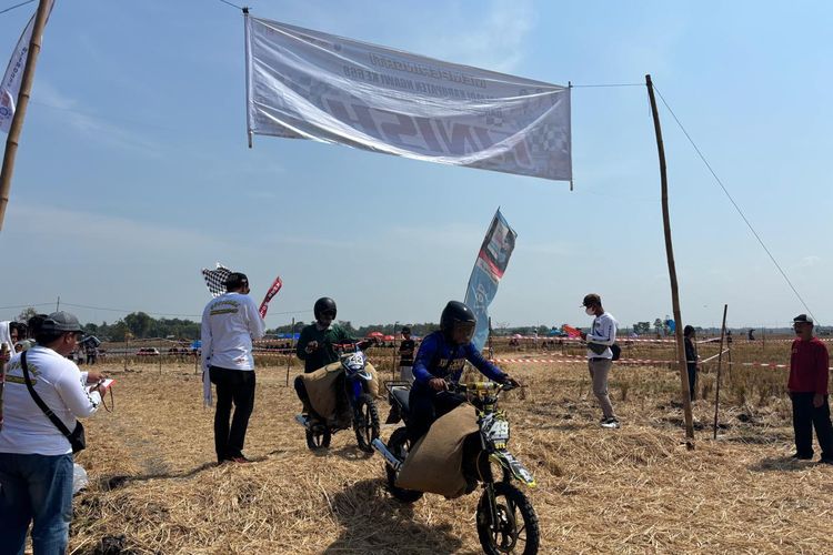 Cerita Balapan Ojek Gabah di Ngawi: Bentuk Syukur Panen Raya, Sawah Kering Jadi Sirkuit