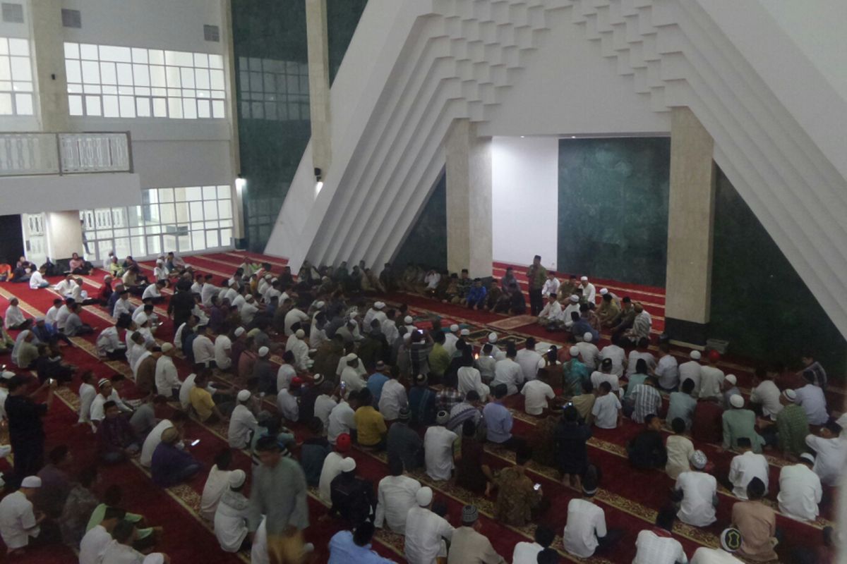 Suasana pengajian di Masjid Raya Hasyim Asyari yang dihadiri oleh Wakil Gubernur DKI Djarot Saiful Hidayat dan Ketua Umum PBNU Said Aqil Siradj, Senin (17/4/2017). 