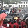 Demo Mahasiswa 11 April di Bandung Berlangsung di Bawah Guyuran Hujan