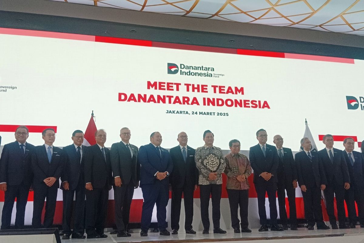 Jajaran pengurus BPI Danantara berfoto bersama usai diumumkan secara resmi oleh CEO Danantara Rosan P Roeslani di Gedung CIMB Niaga, Jakarta, Senin (24/3/2025).