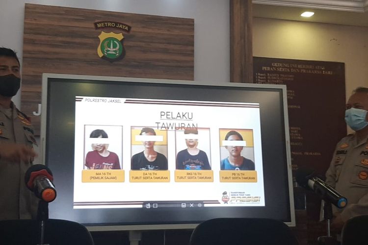 Polisi menangkap empat remaja yang terlibat tawuran di Jalan Raya Lenteng Agung dekat Flyover Lenteng Agung, Jagakarsa, Jakarta Selatan.
