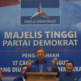 Ketua Umum Partai Demokrat Susilo Bambang Yudhoyono (tengah) menyampaikan keterangan terkait penetapan pasangan bakal calon gubernur dan wakil gubernur yang diusung partainya di Jakarta, Minggu (7/1). Partai Demokrat secara resmi mengumumkan 17 pasangan bakal cagub-cawagub dalam pilkada 2018 dimana 14 orang dari 17 pasangan tersebut merupakan kadernya. ANTARA FOTO/Akbar Nugroho Gumay/aww/18.