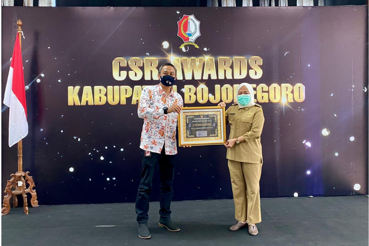 Prosesi penyerahan CSR Award 2020 dari Pemkab Bojonegoro kepada PT Pertamina EP Cepu (PEPC) di Partnership Room, Kantor Pemerintah Kabupaten Bojonegoro, Jawa Timur, Senin (28/12/2020). 