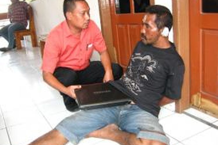 Hantoro berada di Polres Kendal setelah ditangkap karena mencuri laptop, Rabu (4/9/2013). Dia selalu dilepas polisi karena memiliki kartu yang dikeluarkan rumah sakit jiwa yang menyatakan dia mengalami gangguan jiwa.