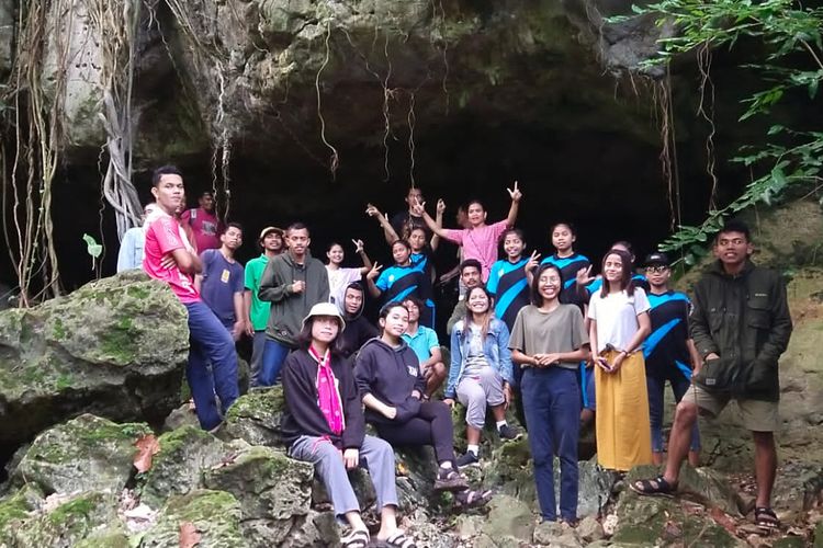 Foto : Wisawan lagi asik berfoto di Tiwu Empo dan Gua Liang Rodak, Wisata Khusus untuk Camping Ground di Labuan Bajo, beberapa waktu lalu.