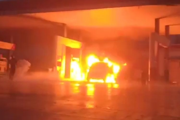 sebuah mobil terbakar hebat di SPBU mandirancan Kabupaten Kuningan Jawa Barat pada Selasa (19/8/2025) pagi