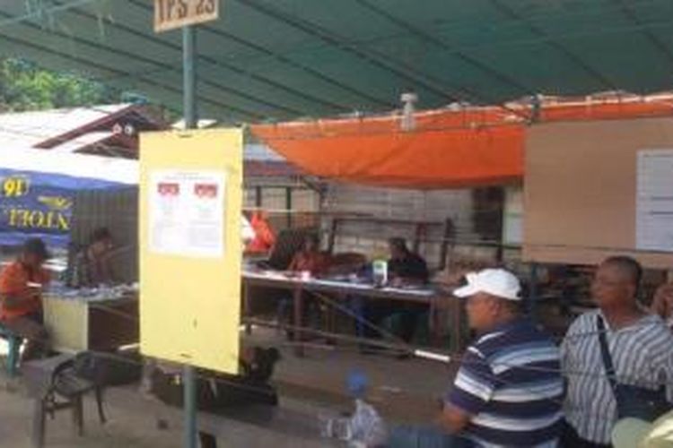 Suasana TPS 23 di Lokalisasi Solong, Samarinda, sepi pemilih dalam gelaran pemilihan wali kota pada Rabu (9/12/2015).