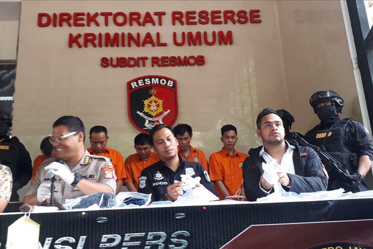 Lima tersangka pembobol mesin ATM dengan modus memutus saklar mesin ATM ditangkap polisi. Masing-masing tersangka yang berinisial F, B, DF, TH, dan RY.