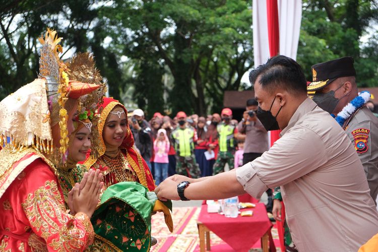 Bupati Dharmasraya Sutan Riska Tuanku Kerajaan saat menghadiri vaksinasi massal dalam program Gebyar Sumatera Barat (Sumbar) Sadar Vaksin (Sumdarsin), Sabtu (14/11/2021).
