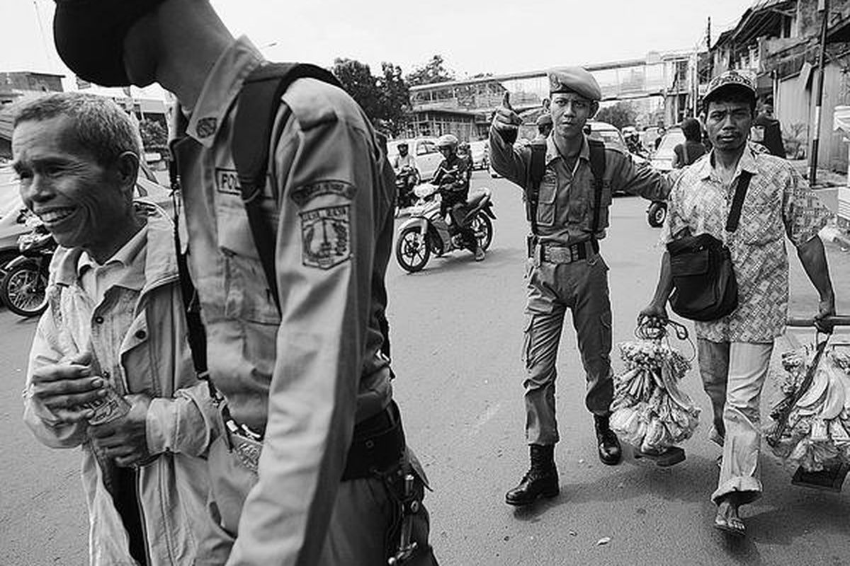 Anggota Satpol PP Jakarta Pusat mengamankan warga tanpa identitas dan pedagang asongan yang berada di dalam bus saat digelar Operasi Preman di kawasan Galur, Jakarta Pusat. Wacana mempersenjatai satpol PP dengan senjata api menimbulkan pro dan kontra di kalangan masyarakat.