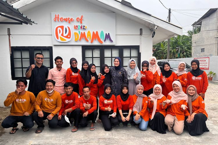 Widiati Wulandari bersama para karyawannya mengabadikan momen kunjungan Yane Ardian, istri Wali Kota Bogor Bima Arya pada Kamis, (23/11/2023).