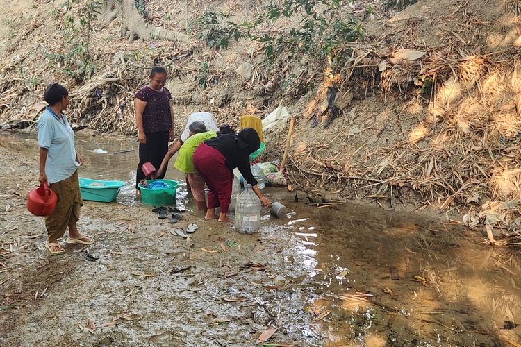 Kisah Warga Grobogan Berebut Air dari Sungai yang Mengering