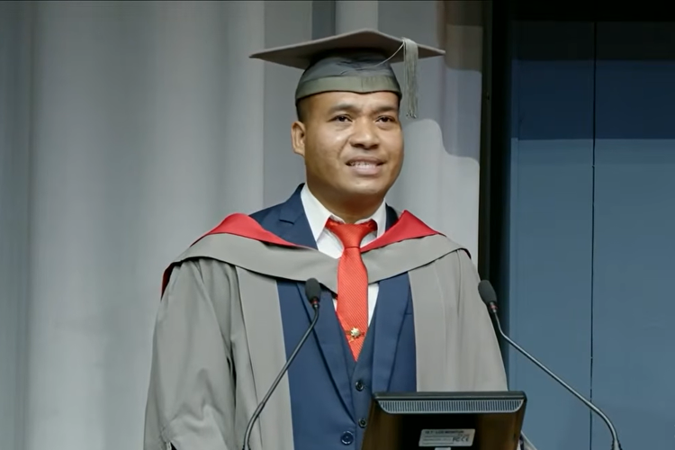 Momen Alumnus IPDN dan Awardee LPDP Afandhy Angkotasan, Beri Pidato Saat Wisuda S2 University of York