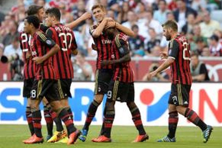 Para pemain AC Milan saat merayakan gol pertama ke gawang Sao Paulo yang dicetak Kingsley Boateng pada perebutan tempat ketiga Audi Cup 2013 di Stadion Allianz Arena, Muenchen, Kamis (1/8/2013). 