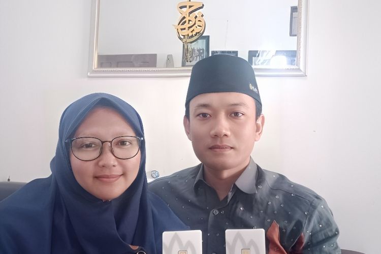 M Wiji Purnomo (38) bersama istri saat menunjukkan LM Antam hasil membeli di Pegadaian