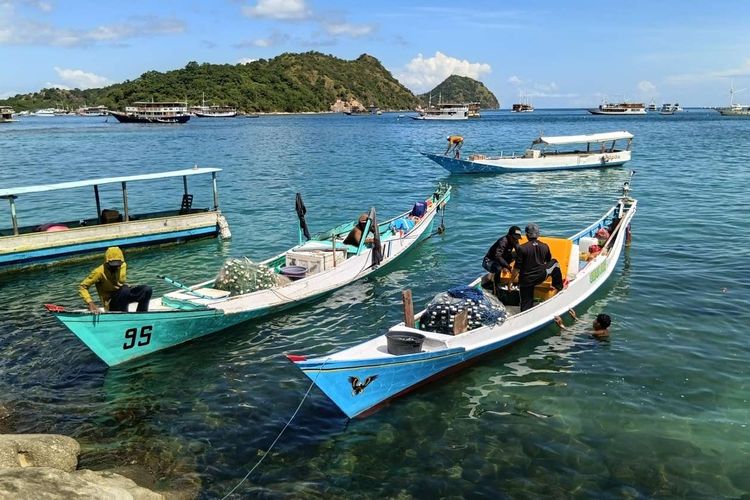 Cerita Buruh Angkut di Labuhan Bajo: Kerja sejak Dini Hari, Upah Minim, dan Sering Tak Dibayar