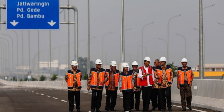 Presiden Joko Widodo (rompi merah) meninjau ruas jalan Tol Bekasi-Cawang-Kampung Melayu (Becakayu) di kawasan Jakasampurna, Bekasi, Jawa Barat, Jumat (3/11/2017). Presiden Joko Widodo meresmikan ruas jalan tol yakni Seksi 1B dan 1C sepanjang 8,26 kilometer yang terbentang dari Cipinang Melayu-Pangkalan Jati-Jakasampurna. KOMPAS.com/GARRY ANDREW LOTULUNG