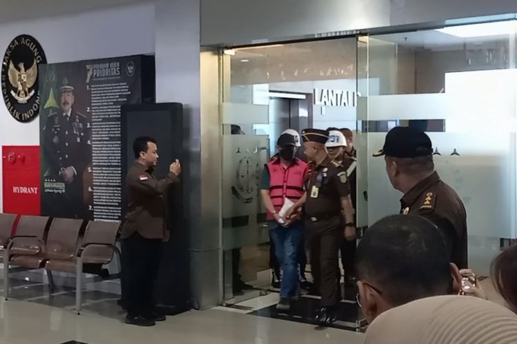 Tersangka Kasus Impor Gula Bawa Obat Diabetes Saat Hendak Dijebloskan ke Penjara