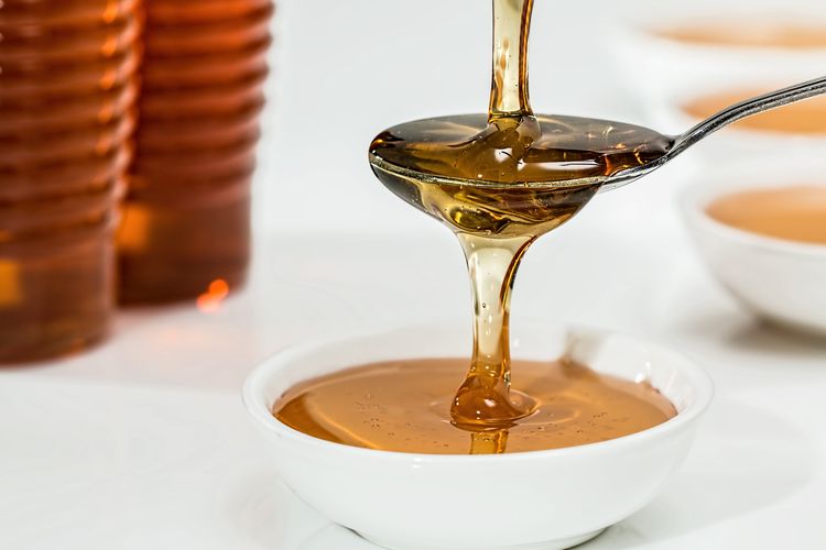 Ilustrasi madu. Meski menyehatkan, madu tetap tinggi gula dan kalori yang dapat menambah berat badan jika dikonsumsi berlebihan.