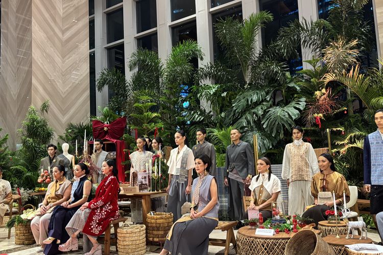 Beberapa tampilan busana hasil kolaborasi dari Tobatenun dan beberapa desainer yang ditampilkan dalam acara MAULIATE di Mega Kuningan Barat 3, Jakarta Selatan, Kamis (4/12/2025).