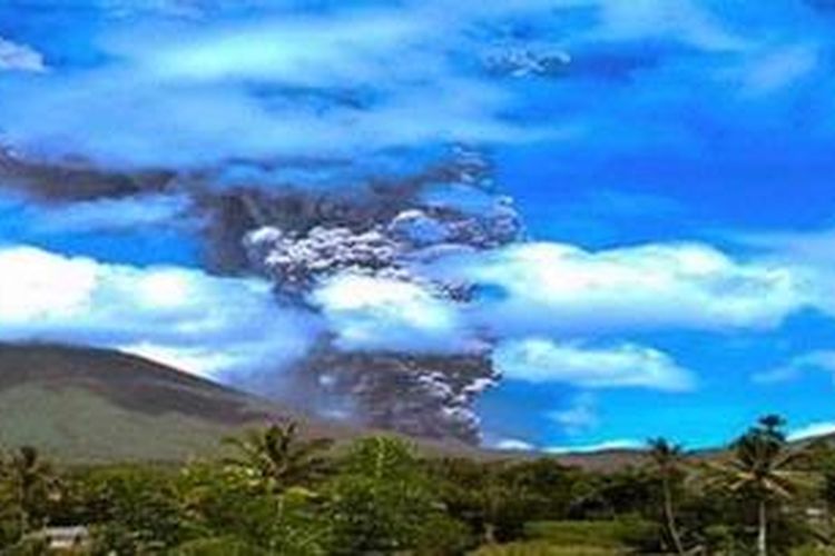 Gunung Lokon di Kota Tomohon, Sulawesi Utara, adalah salah satu gunung berapi teraktif di dunia saat ini. Tampak salah satu letusannya yang terjadi pada 2 Februari 2013.
