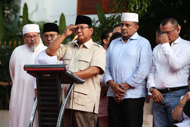 Calon Presiden no urut 02, Prabowo Subianto memberikan jumpa pers seputar hasil penghitungan sementara pemungutan suara Pemilu 2019 di Sekretariat Badan Pemenangan Nasional Prabowo Subianto - Sandiaga Uno, Jakarta, Rabu (17/4/2019).