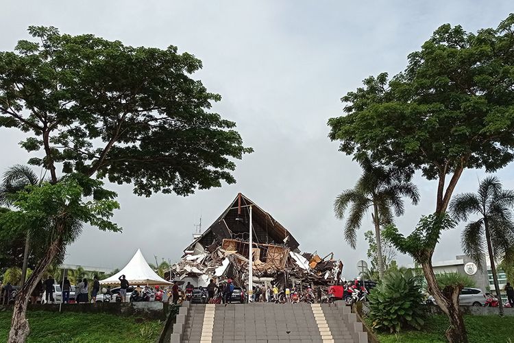Warga mengamati Gedung Kantor Gubernur Sulawesi Barat yang rusak akibat gempa bumi, di Mamuju, Sulawesi Barat, Jumat (15/1/2021). Petugas BPBD SUlawesi Barat masih mendata jumlah kerusakan dan korban akibat gempa bumi berkekuatan magnitudo 6,2 tersebut.