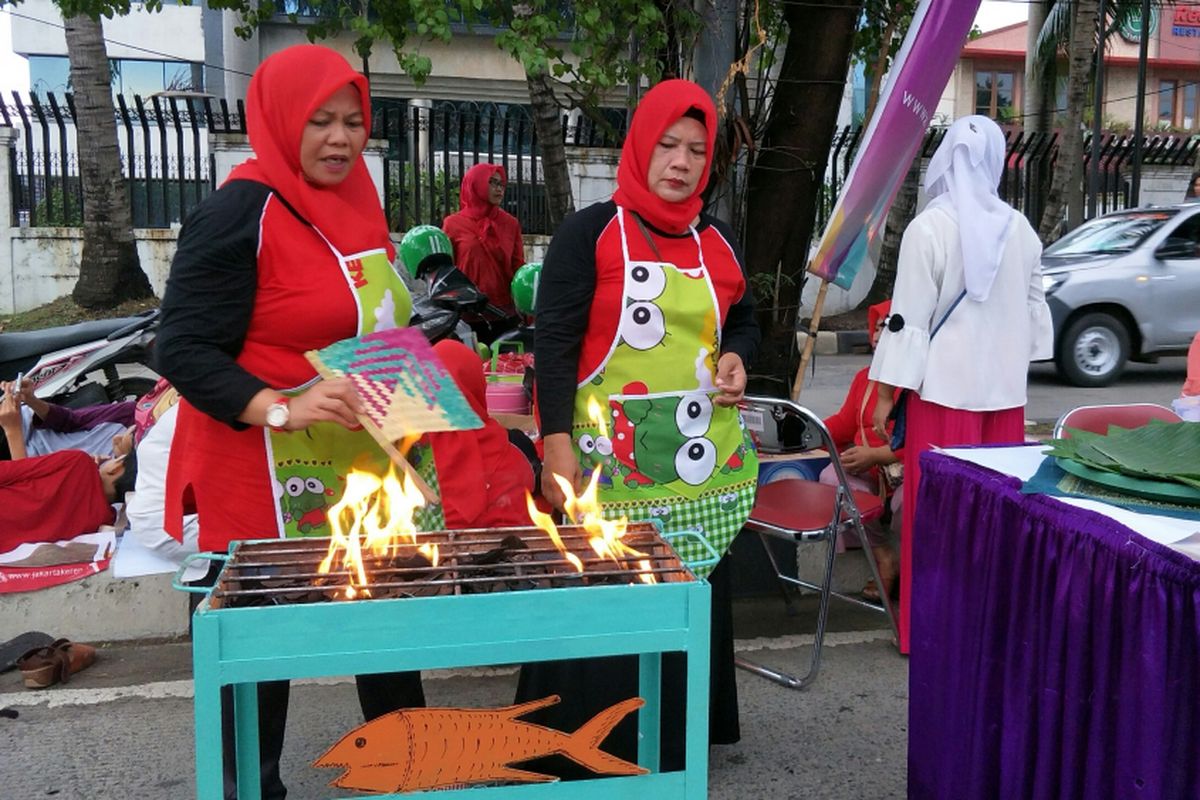 Lomba bakar ikan laut untuk menyambut pergantian tahun 2018. Lomba digelar di sepanjang Jalan Danau Sunter Selatan, Jakarta Utara, Minggu (31/12/2017).