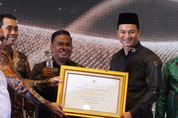 Menteri PAN-RB Abdullah Azwar Anas menyerahkan secara langsung Anugerah Desa Cinta Statistik (Desa Cantik) untuk Desa Bukit Selabu kepada Kadiskominfo Muba bersama Kades Bukit Selabu.

