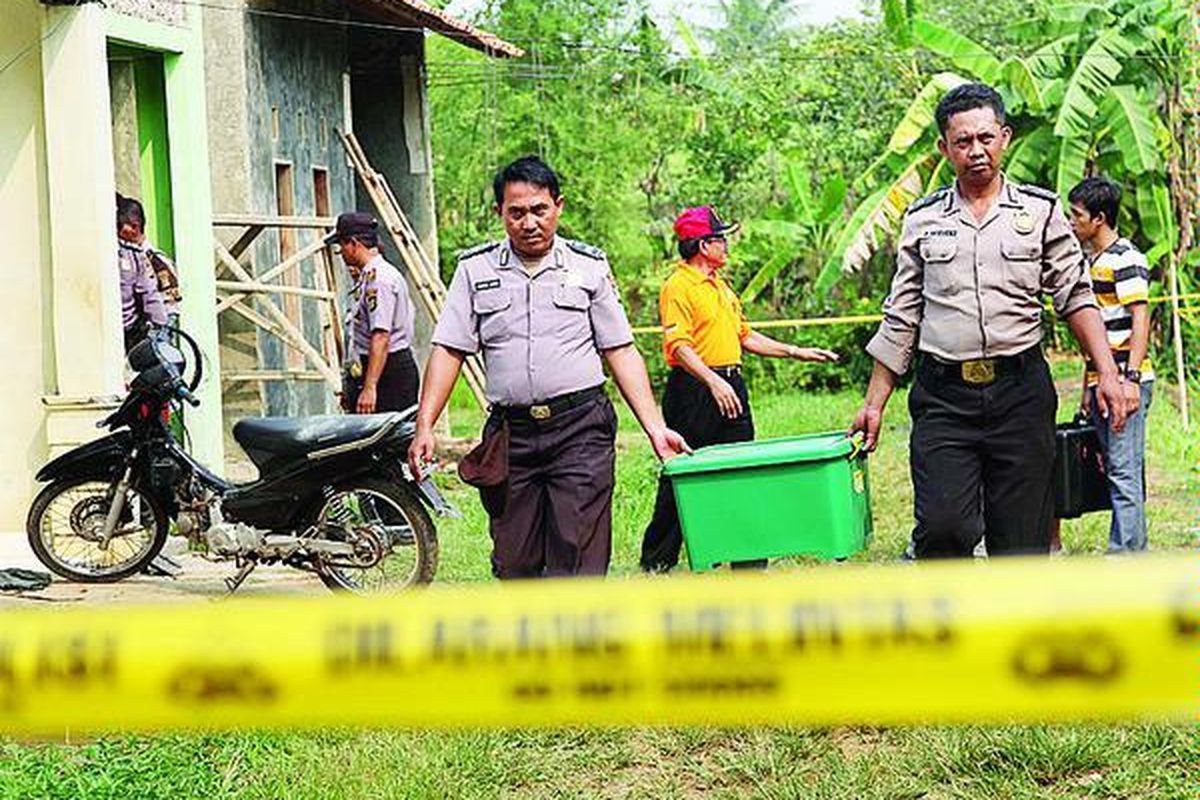 Polisi mengangkat kotak berisi barang bukti yang disita dalam penggerebekan teroris di sebuah rumah di Desa Susukan, Kelurahan Bojong, Kabupaten Bogor, Jawa Barat, Senin (10/9). 