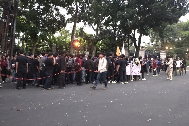 Berjam-jam Berunjuk Rasa, Mahasiswa Bandung Raya Tinggalkan DPRD Jabar