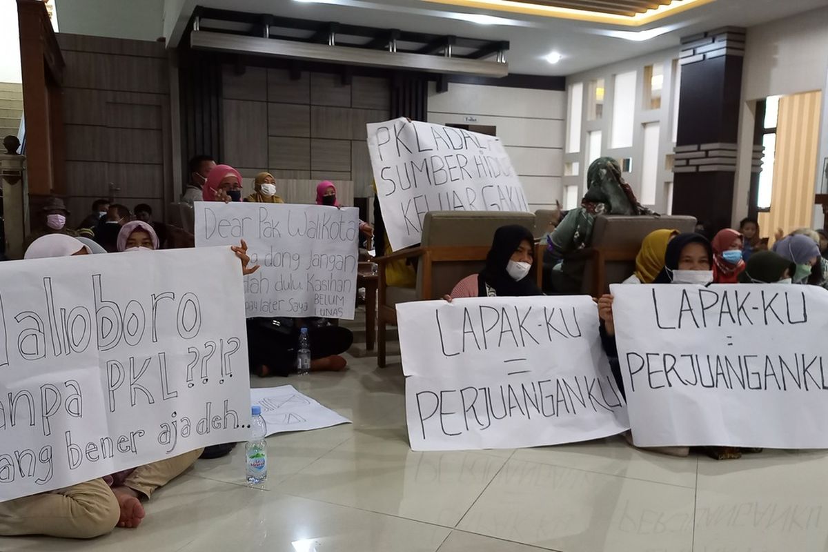 Para PKL yang datang ke DPRD Kota Yogyakarta, Senin (17/1/2022)
