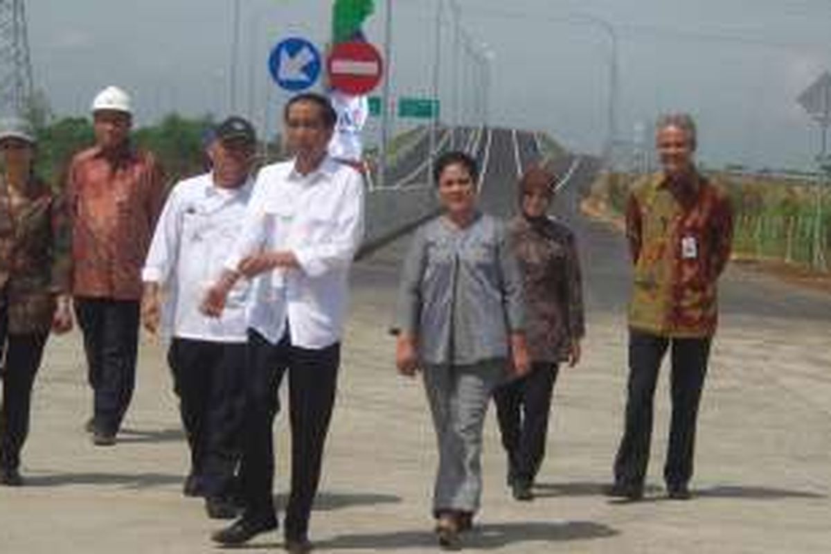 Presiden Joko Widodo saat meninjau proyek tol Pejaagan-Pemalang, Brebes, Jawa Tengah, Senin (11/4/2016).