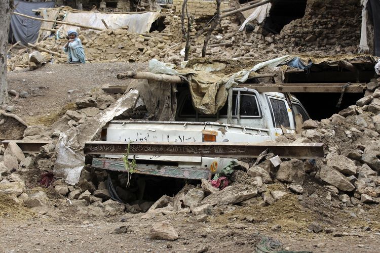 Gempa Afghanistan 2022 menghancurkan sebuah rumah yang menimpa mobil di Distrik Spera, provinsi Khost, Afghanistan, Rabu (22/6/2022). Gempar Afghanistan terkini ini menewaskan sedikitnya 1.000 orang dan membuat 1.500 korban luka-luka.