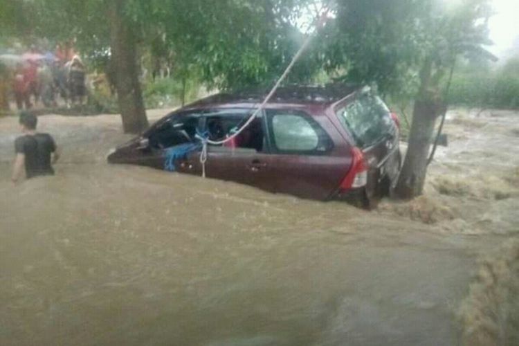 Banjir bansang melanda Desa Rumbia, Kecamatan Rumbia, kabupaten Jeneponto, Sulawesi Selatan. Jumat, (12/6/2020).