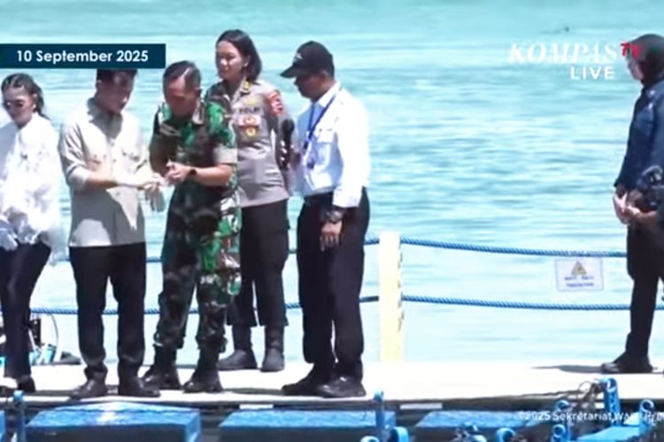 Wakil Presiden (Wapres) Gibran Rakabuming Raka diingatkan oleh seorang prajurit Tentara Nasional Indonesia (TNI) saat sedang memakai sarung tangan sebelum melakukan panen lobster di Pulau Setokok, Kecamatan Bulang, Kota Batam, Rabu (10/9/2025). Prajurit itu memberitahukan kepada Gibran bahwa sarung tangan yang dikenakan terbalik.