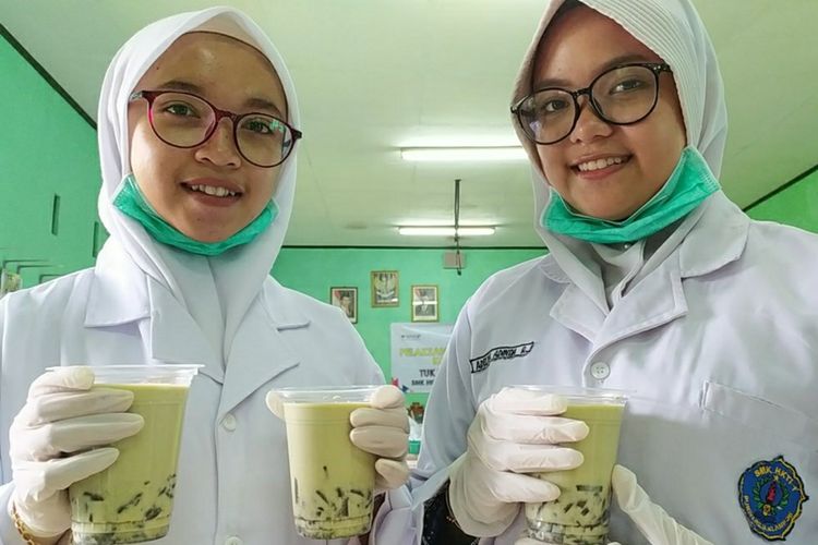 Siswi SMK HKTI 2 Purwareja Klampok, Kabupaten Banjarnegara, Jawa Tengah membuat teh tarik berbahan daun kelor.