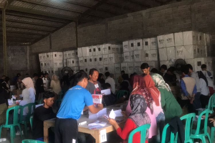 Para petugas sortir dan lipat surat suara pemilihan calon bupati dan wakil bupati Kabupaten Sukabumi saat berada di gudang logistik KPU Kabupaten Sukabumi, Jawa Barat, Rabu (16/10/2024)