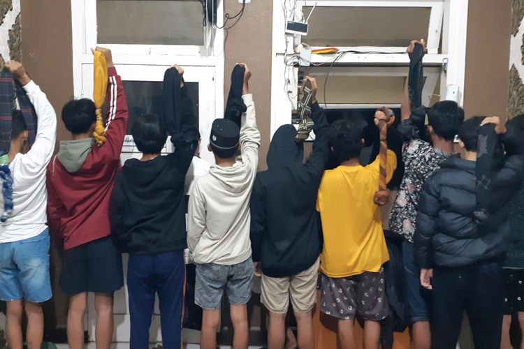 Belasan remaja yang hendak melakukan aksi Perang Sarung diamankan Polsek Dampit, Kabupaten Malang, Minggu (5/3/2023).